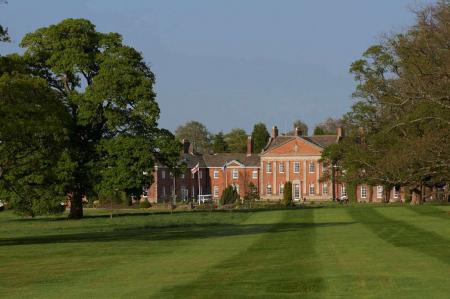 Free golf for juniors at Mottram Hall